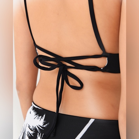 NWOT
MAAJI Women's Jade Black Parade Long Line Triangle Bikini Top Size XL $79 - Picture 4 of 6